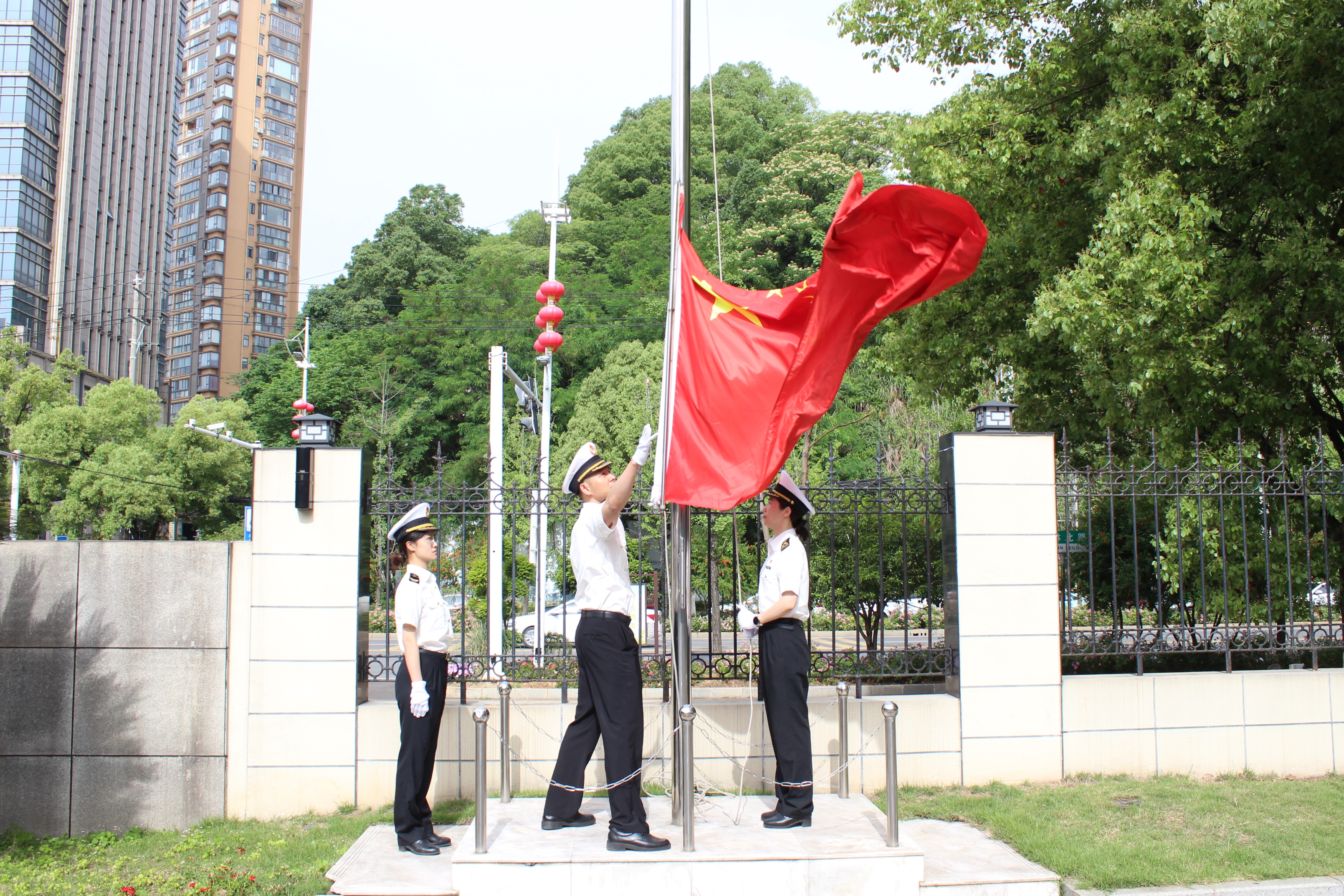 5月6日黄石海关举行2025年五一国际劳动节升国旗仪式及内务建设强化月队列展示
