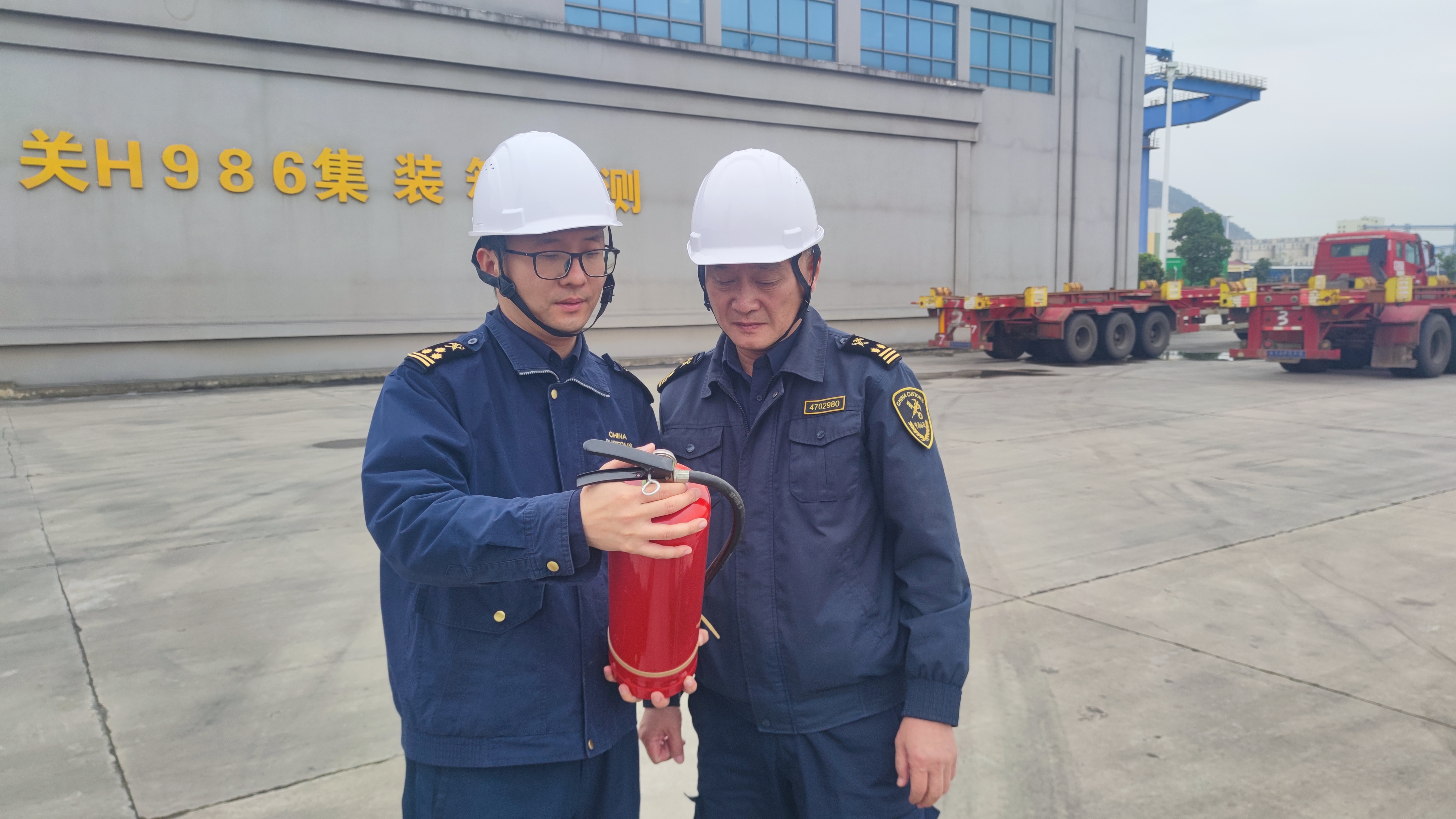 11月11日黄石海关在黄石新港监管场所开展消防安全演练