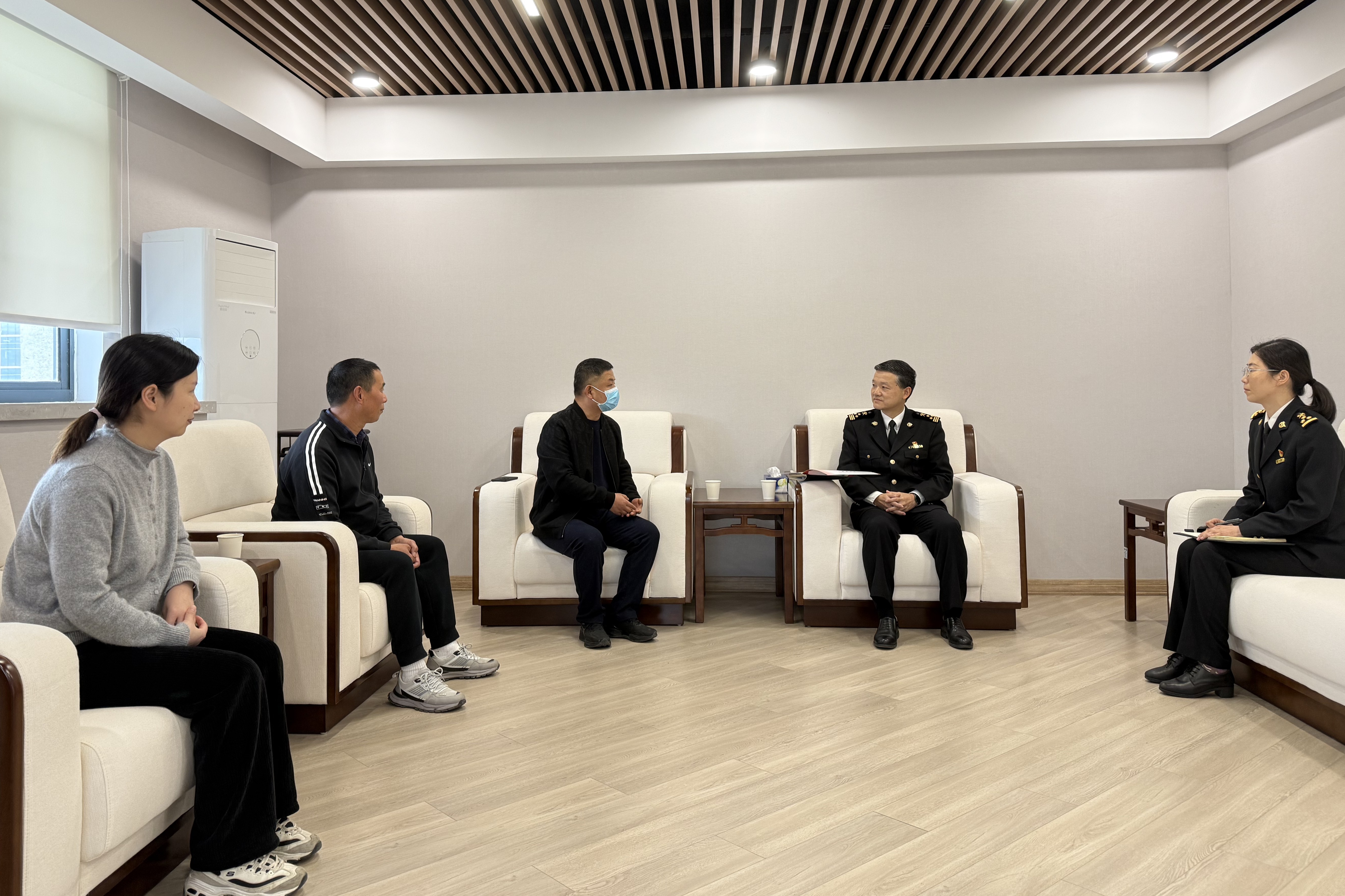 11月10日黄石海关主要负责人在关内会见包保社区（龙衢湾社区）书记一行