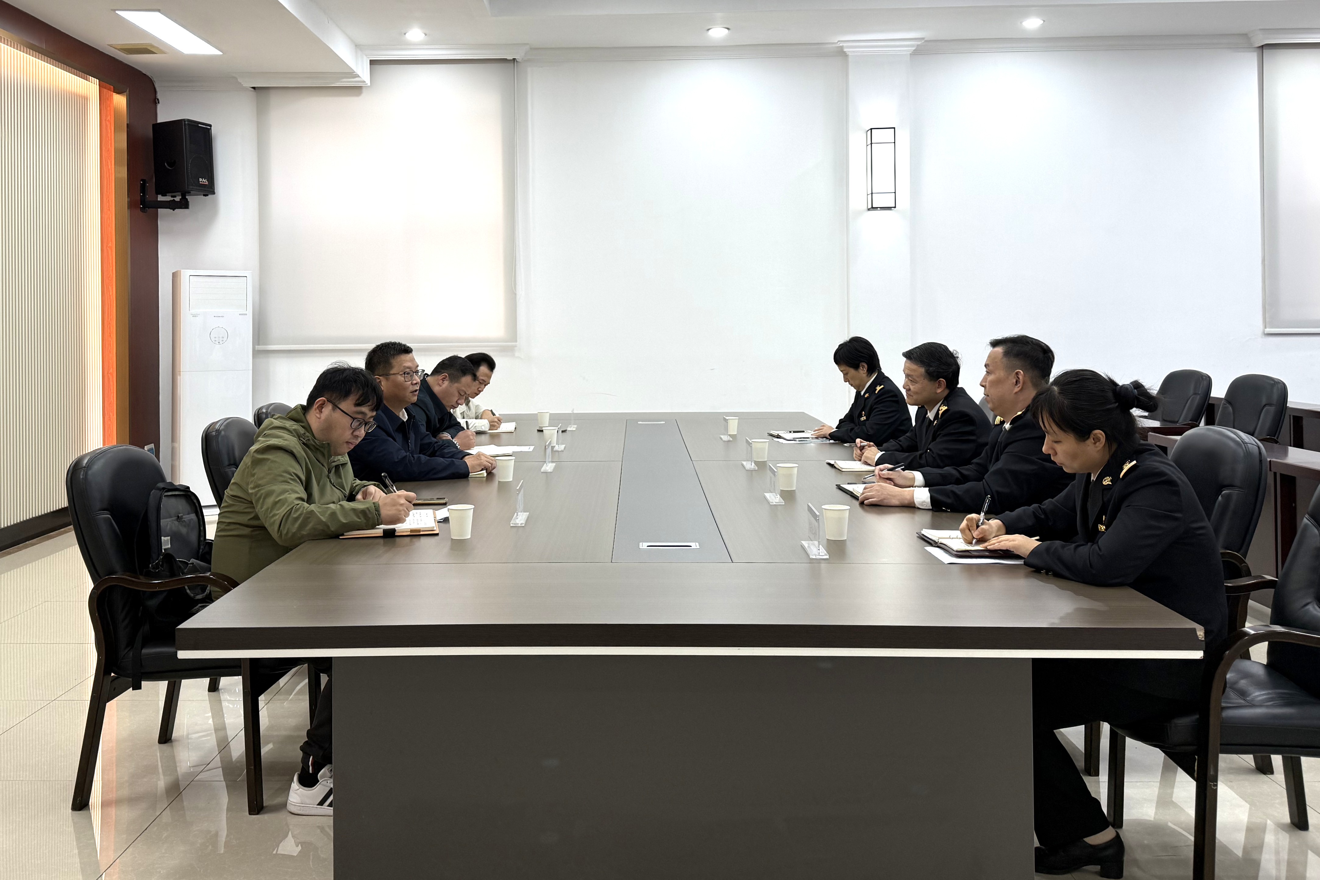 11月4日黄石海关主要负责人与黄石市副秘书长、市临空办主任一行开展座谈
