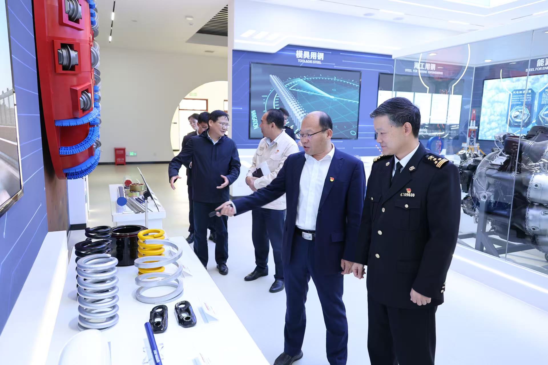 11月3日黄石海关主要负责人赴大冶特殊钢有限公司开展关长送政策上门活动