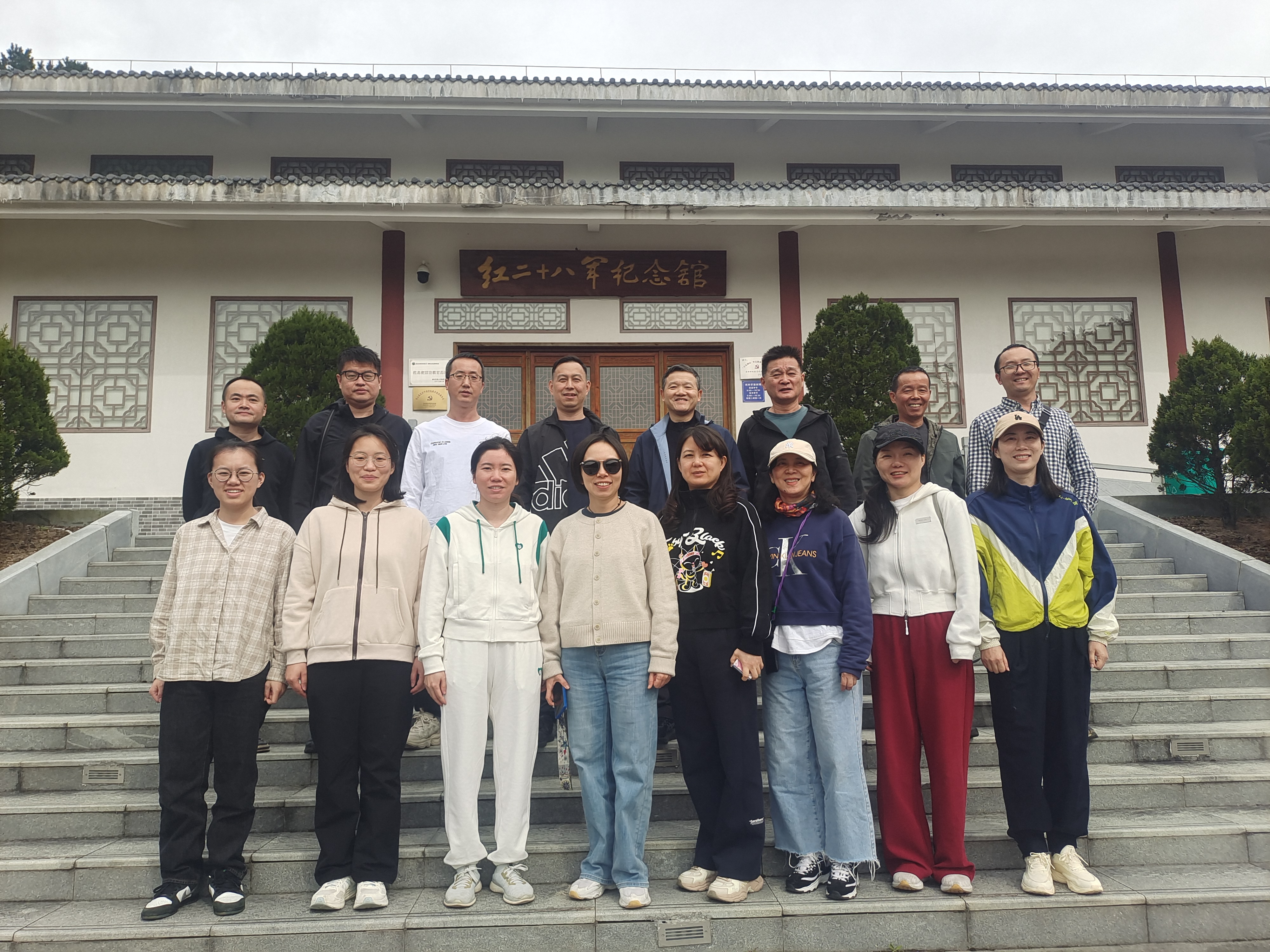 10月31日黄石海关工会组织赴黄冈英山开展秋游活动